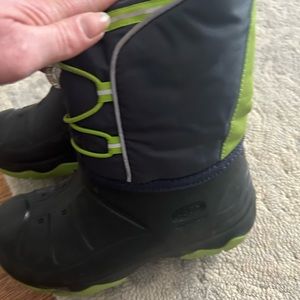 Kids size 3 Keen snow boots will fit a size 2